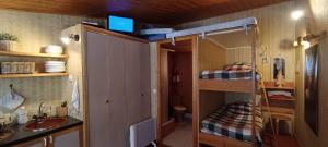 Habitación pequeña con litera y lavamanos en Nice studio 2 steps from the slopes, en Saint-Chaffrey