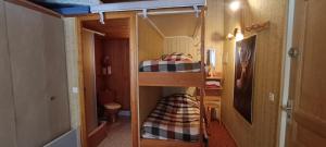 Habitación pequeña con 2 literas en una casa pequeña en Nice studio 2 steps from the slopes, en Saint-Chaffrey