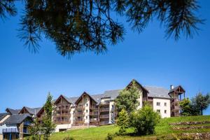 a large apartment building on a hill at Résidence Hauts De Peyragudes Mp - 2 Pièces pour 6 Personnes 894 in Germ