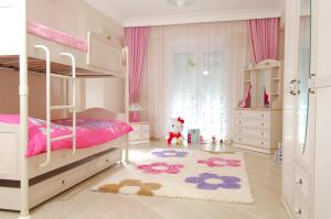 Postel nebo postele na pokoji v ubytování Paradise Town Villa Lucky + 29 fotografií