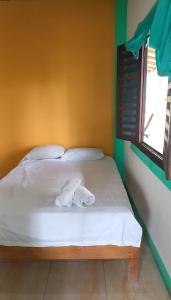 a bedroom with a bed with two towels on it at Suit frente al Mar in Montañita