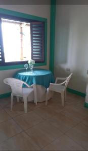 a table and chairs in a room with a window at Suit frente al Mar in Montañita