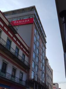 budynek z znakiem na boku w obiekcie Ramada by Wyndham Tampico Centro w mieście Tampico