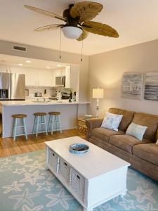ein Wohnzimmer mit einem Sofa und einem Tisch in der Unterkunft Ocean View & Easy Beach Access! in Surf City