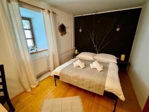 een slaapkamer met een groot bed met 2 kussens erop bij Schiller Haus&Restaurant in Spišská Belá