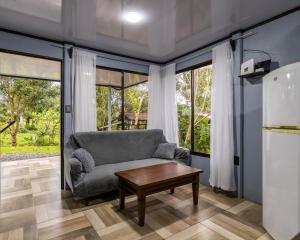 sala de estar con sofá y mesa en La Casa del Tío Carlos, en San Pedro