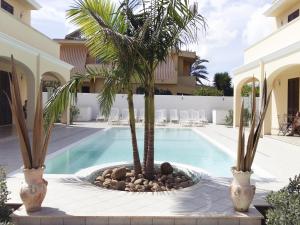 The swimming pool at or close to Oasi Tortuga Residence Piscina e barbecue h24