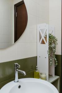 ein Bad mit einem Waschbecken und einem Spiegel in der Unterkunft Cozy 1 Bedroom in the heart of Dubai Marina in Dubai