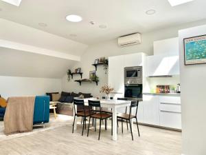 a kitchen and living room with a table and chairs at Spacious ultracentral modern apartment in Târgu-Mureş