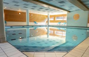 - une grande piscine dans un bâtiment dans l'établissement Résidence Le Balcon Des Airelles - 2 Pièces pour 4 Personnes 504, aux Orres