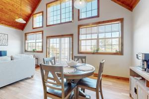 uma cozinha e sala de jantar com mesa e cadeiras em Vineyard Sanctuary em Penn Yan