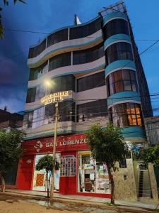 HOTEL PARK SUITES HUANTA في Huanta: مبنى امامه محل