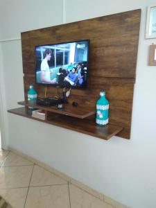 a flat screen tv sitting on a wooden wall at Wana casa 2 Requinte e conforto in Sao Jose do Rio Preto