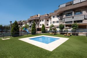 un grand immeuble avec une piscine dans une cour dans l'établissement Ven descansa y conoce Málaga, à Malaga