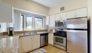 A cozinha ou cozinha compacta de Wilshire Suites