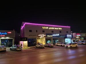 a group of cars parked in a parking lot at night at فخامة اليمامة للشقق الفندقية in Riyadh