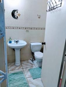 uma casa de banho com um WC e um lavatório em Diana's Portmore Retreat em Portmore