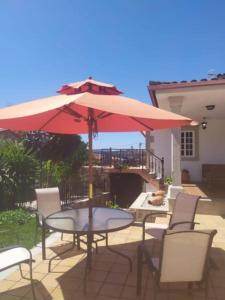 een tafel en stoelen met een parasol op een patio bij Casa Eudosia in Barro