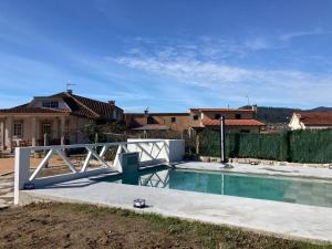 een huis met een zwembad in de tuin bij Casa Eudosia in Barro
