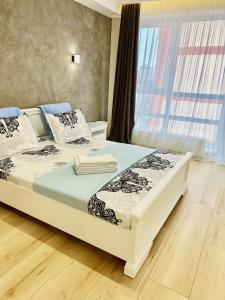 1 Schlafzimmer mit 2 Betten und einem Fenster in der Unterkunft Apartament Chisinau in Chişinău