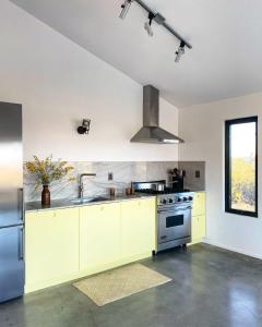 מטבח או מטבחון ב-Yucca Hut - Design Forward Oasis Near Joshua Tree