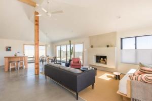 אזור ישיבה ב-Yucca Hut - Design Forward Oasis Near Joshua Tree