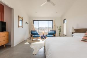 Postel nebo postele na pokoji v ubytování Yucca Hut - Design Forward Oasis Near Joshua Tree