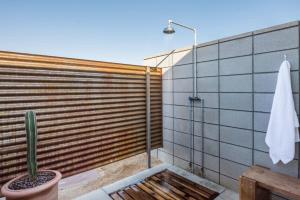 חדר רחצה ב-Yucca Hut - Design Forward Oasis Near Joshua Tree