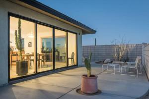 מרפסת או טרסה ב-Yucca Hut - Design Forward Oasis Near Joshua Tree
