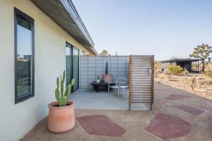 מרפסת או טרסה ב-Yucca Hut - Design Forward Oasis Near Joshua Tree