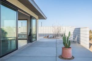 מרפסת או טרסה ב-Yucca Hut - Design Forward Oasis Near Joshua Tree