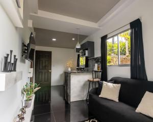 ein Wohnzimmer mit einem Sofa und einem Tisch in der Unterkunft Villa el Descanso in San Pedro