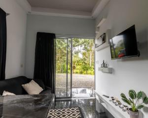 ein Wohnzimmer mit einem Sofa und einem TV in der Unterkunft Villa el Descanso in San Pedro