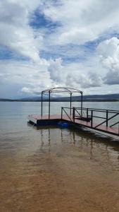 uma doca sobre uma massa de água com em Casa de temporada no Lago de Furnas-acesso a represa em São José da Barra