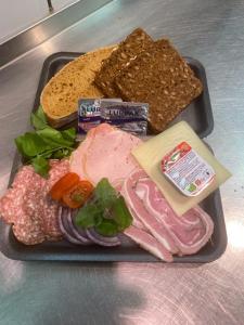 ein Teller mit Fleisch, Brot und Toast in der Unterkunft Km City Room 3 On Pedestrian Street Sby in Sæby