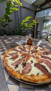 una pizza sentada sobre una mesa en Colours LGBTIQ Boutique Hotel & Hostal Coliving, en San José