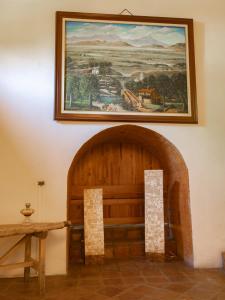 San Salvador el Seco的住宿－Hacienda La Concepción，挂在桌子旁边的墙上的画