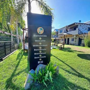 una señal en el césped en un patio en Complejo Viri Viri - Gualeguaychú en Gualeguaychú