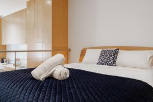 een slaapkamer met een bed met twee handdoeken erop bij StayCentral - Merigold 21 on Collins (CBD) in Melbourne