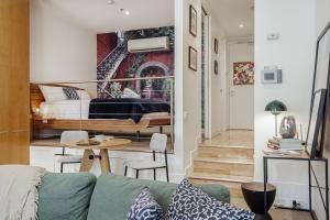 een woonkamer met een bank en een bed bij StayCentral - Merigold 21 on Collins (CBD) in Melbourne