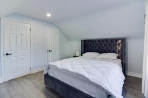 En eller flere senge i et værelse på Beautiful 3 bedroom house, 20 minutes to Toronto downtown, free parking and Wifi