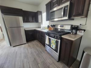 Kuchyň nebo kuchyňský kout v ubytování Coachella Lakes RV Resort