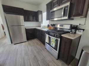Kuchyň nebo kuchyňský kout v ubytování Coachella Lakes RV Resort