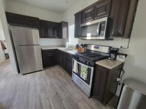 Kuchyň nebo kuchyňský kout v ubytování Coachella Lakes RV Resort