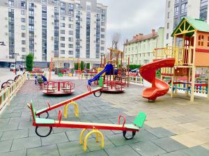 einen Spielplatz mit vielen verschiedenen Spielgeräten in der Unterkunft Apartament Chisinau in Chişinău