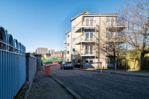 an empty street in front of a tall building at Hellena Lodge in Aberdeen