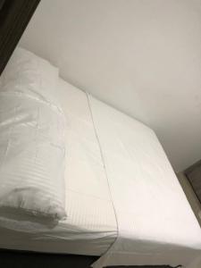 een bed met een wit kussen erop bij Apartamentos Rodadero Nabusimake11 in Rodadero