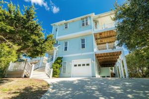 una gran casa azul con entrada en Coastal Vista - Walk to Emerald Isle Beach!, en Emerald Isle