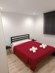 sypialnia z czerwonym łóżkiem z 2 poduszkami w obiekcie Apartamento centro de Córdoba w Kordobie