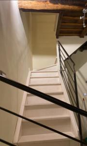 un escalier blanc avec rampe en métal dans un bâtiment dans l'établissement DOLCE VITA, à Vignanello